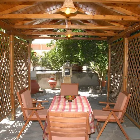 Ξενοδοχείο με διαμερίσματα Tzovanna 3*